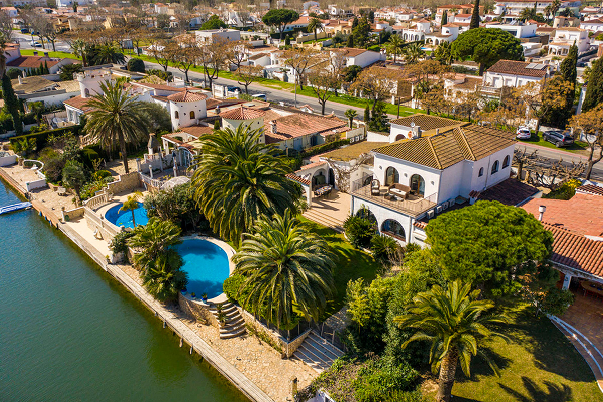 1 House for sale with pool near a canal in Empuriabrava.