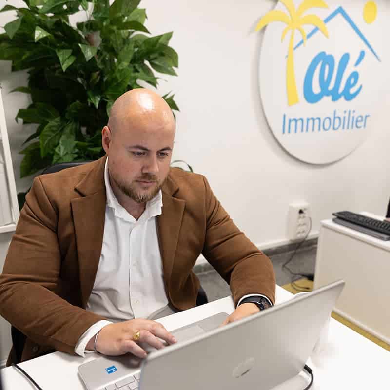 chasseur-immobilier-planifiant-des-visites-1 Real estate agent preparing a visit schedule with a client during a meeting
