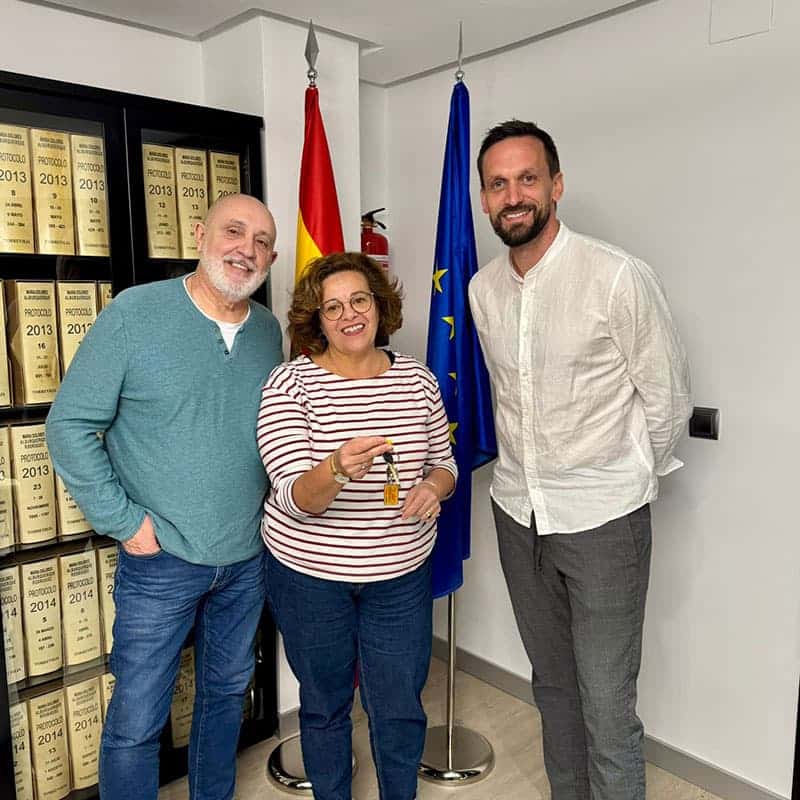 comment-nous-travaillons4-1 Happy clients receiving the keys to their new home with their advisor at the notary office
