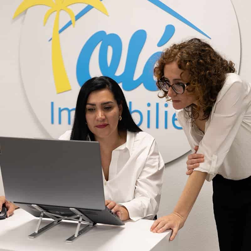 service_administratif-1 Administrative team of SpainEasy reviewing a client’s file together