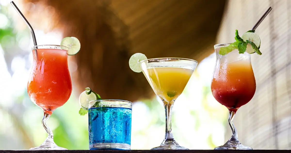 Colorful cocktails with lime and mint, representing typical Spanish drinks and summer lifestyle