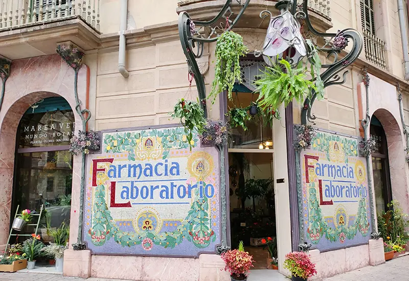 pharmacy-spain-healthcare-cost-of-living Colorful pharmacy facade in Spain, symbolizing healthcare and medicine costs