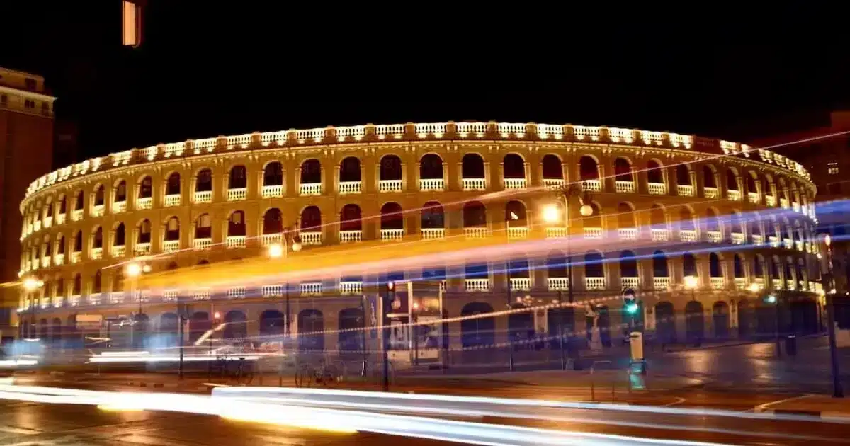 living-in-valencia-bullring-at-night Valencia bullring illuminated at night