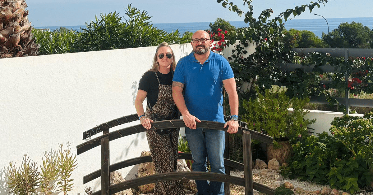 Couple in their garder in Peníscola
